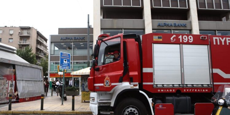 Ραφήνα: Εντοπίστηκε άνθρωπος χωρίς τις αισθήσεις του μετά από κατάσβεση σπιτιού