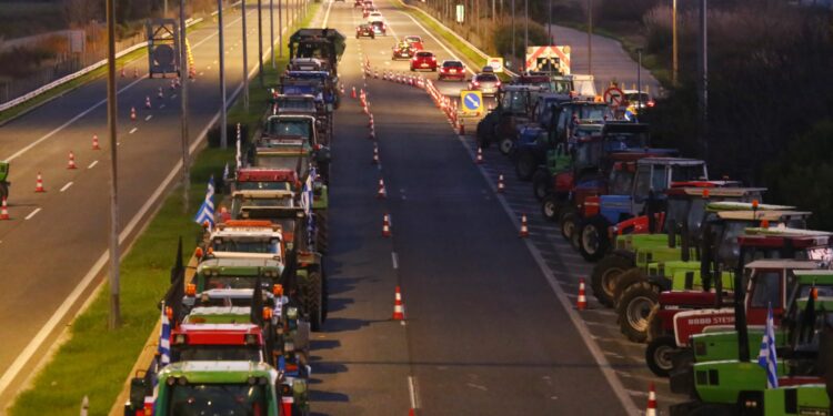 Οι αγρότες περιμένουν την εξειδίκευση των μέτρων: «Χωρίς λύσεις δεν υποχωρούμε» - Μετ' εμποδίων η επιστροφή των εκδρομέων - ertnews.gr