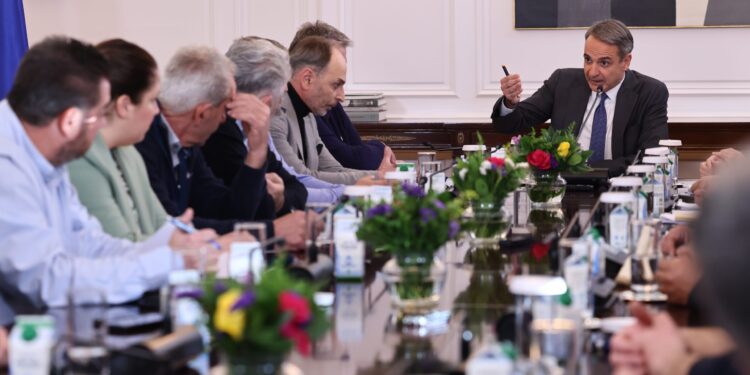 Αυτήν την ώρα η συνάντηση του Πρωθυπουργού με τους αγρότες στο Μέγαρο Μαξίμου