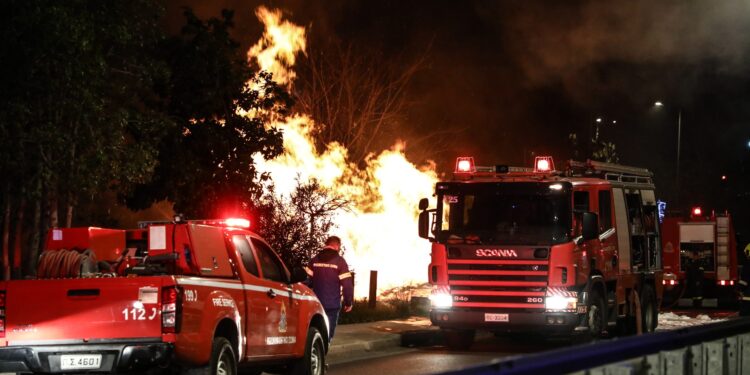 Πέραμα: Σε εξέλιξη η πυρκαγιά - Μήνυμα 112 προειδοποιεί για πυκνό καπνό - ertnews.gr