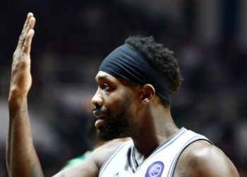 Διάταση στο αριστερό πόδι ο Μπέβερλι - www.ertsports.gr