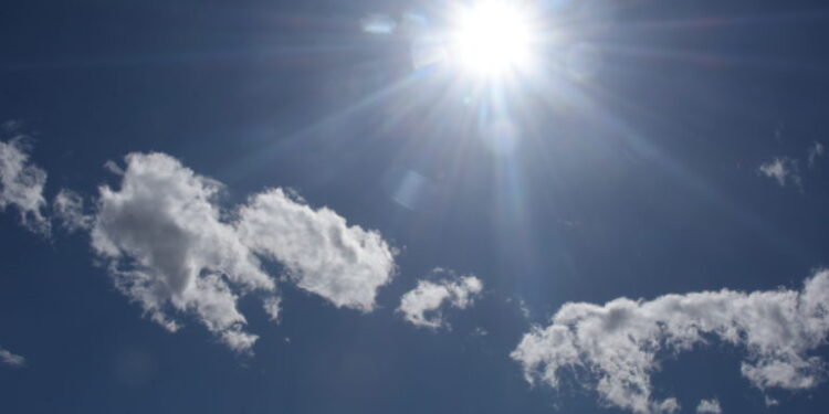 Καιρός: Μικρή άνοδος της θερμοκρασίας – Πού αναμένονται τοπικές βροχές και καταιγίδες