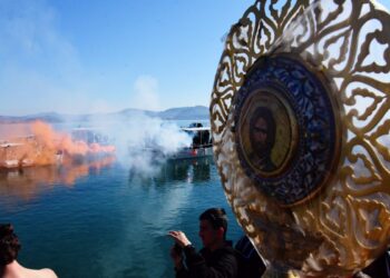 Θεοφάνεια: Τα ξεχωριστά έθιμα του Αγιασμού των Υδάτων σε όλη την Ελλάδα