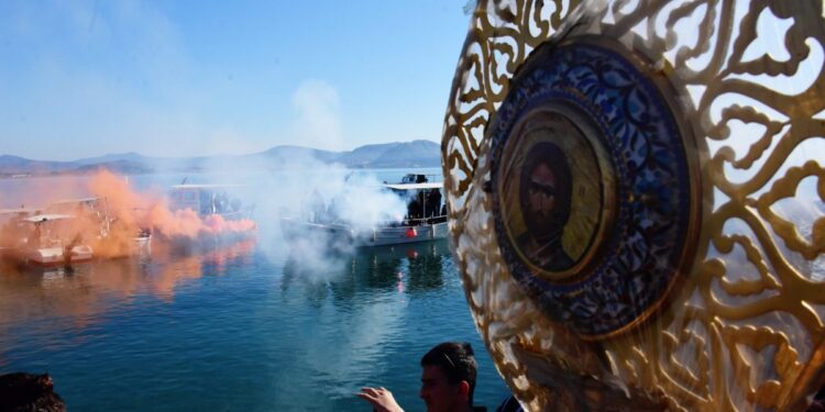 Θεοφάνεια: Τα ξεχωριστά έθιμα του Αγιασμού των Υδάτων σε όλη την Ελλάδα