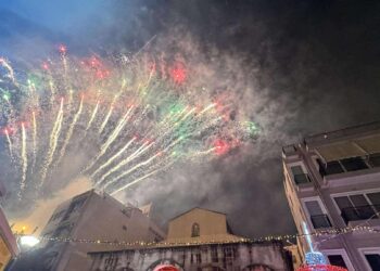Ηράκλειο: Με σόου πυροτεχνημάτων και υπό βροχή η υποδοχή του 2026