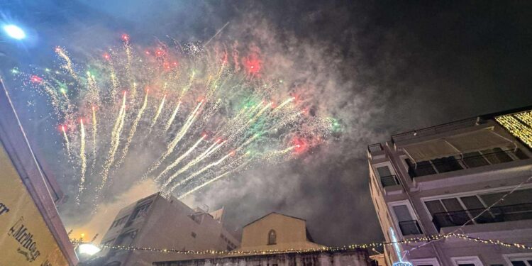 Ηράκλειο: Με σόου πυροτεχνημάτων και υπό βροχή η υποδοχή του 2026