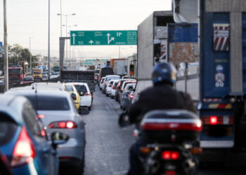 ΑΑΔΕ: Πρόστιμα σε περίπου 790.000 ιδιοκτήτες οχημάτων για τα τέλη κυκλοφορίας του 2026