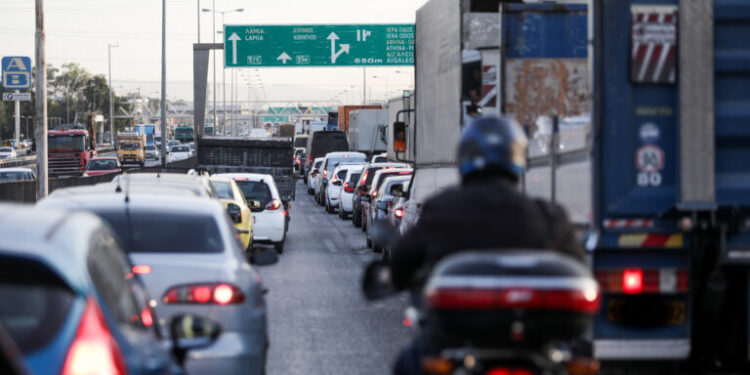 ΑΑΔΕ: Πρόστιμα σε περίπου 790.000 ιδιοκτήτες οχημάτων για τα τέλη κυκλοφορίας του 2026