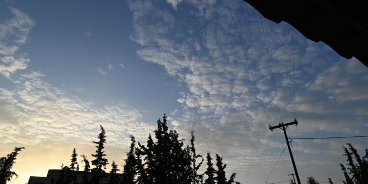 Καιρός: Ενισχυμένοι άνεμοι και τοπικές βροχές στα νησιά και τα δυτικά ηπειρωτικά - ertnews.gr