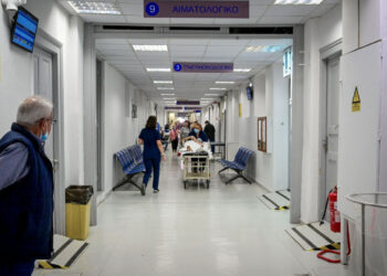 Εκρηκτική αύξηση νοσηλειών και βαριών περιστατικών λόγω γρίπης – Οι περισσότεροι ασθενείς είναι ανεμβολίαστοι