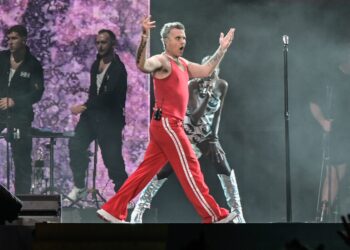 Το «Britpop» πάει για κορυφή και ο Ρόμπι Γουίλιαμς κυνηγά ιστορικό ρεκόρ στα βρετανικά charts