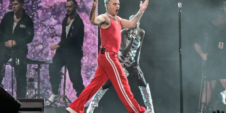 Το «Britpop» πάει για κορυφή και ο Ρόμπι Γουίλιαμς κυνηγά ιστορικό ρεκόρ στα βρετανικά charts