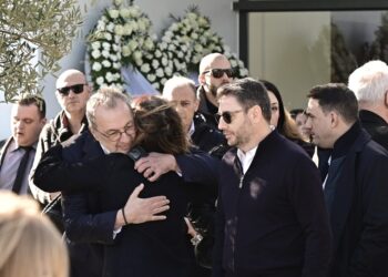 «Aυθεντικός άνθρωπος, ανεκτίμητος συνεργάτης»: Συγκίνηση στο τελευταίο αντίο του Γιώργο Παπαδάκη