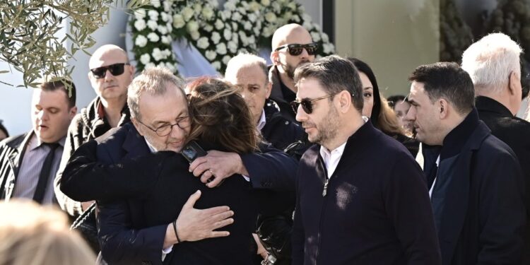 «Aυθεντικός άνθρωπος, ανεκτίμητος συνεργάτης»: Συγκίνηση στο τελευταίο αντίο του Γιώργο Παπαδάκη