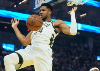 Αντετοκούνμπο: «Δεν είμαστε η ομάδα του 2019-20, πρέπει να πιστέψουμε στους εαυτούς μας» (vid) - www.ertsports.gr