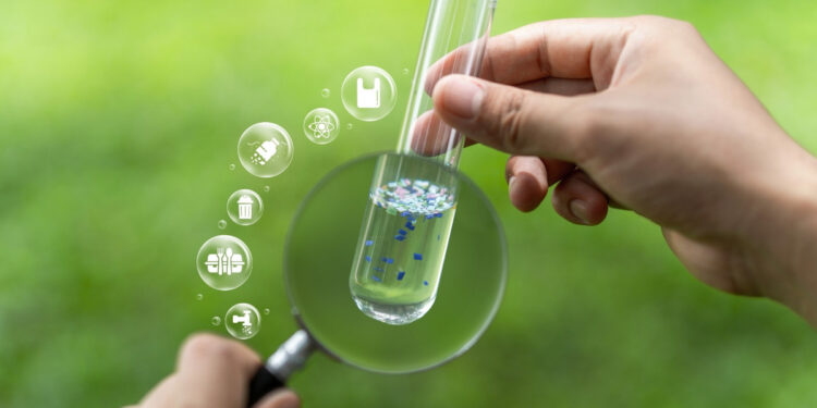 Ο απλός τρόπος να αφαιρέσετε τα μικροπλαστικά από το νερό που πίνετε