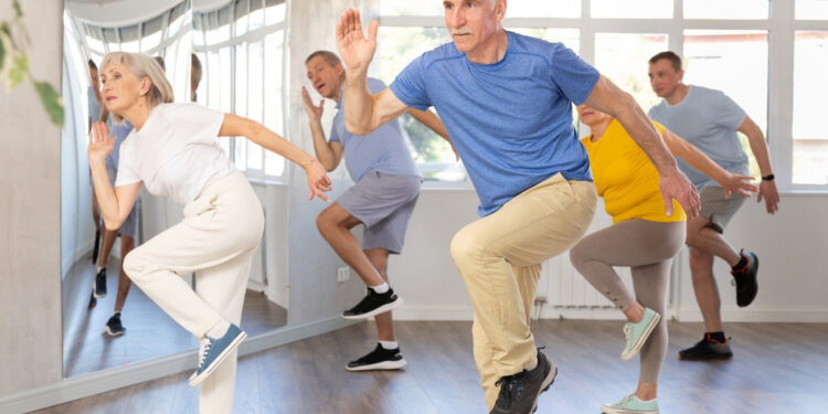 Αυτό το σετ ασκήσεων για κοιλιακούς από όρθια θέση είναι ιδανικό για άτομα άνω των 40