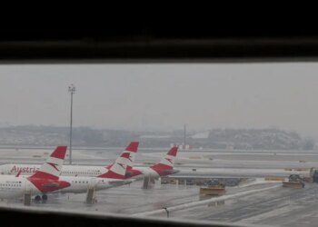 Επαναλειτουργούν τα αεροδρόμια Βουδαπέστης, Πράγας, Μπρατισλάβας - Καθυστερήσεις αναμένονται εξαιτίας του χιονιά