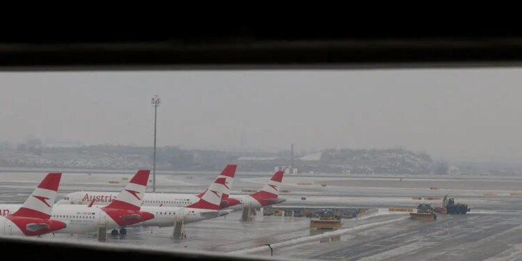 Επαναλειτουργούν τα αεροδρόμια Βουδαπέστης, Πράγας, Μπρατισλάβας - Καθυστερήσεις αναμένονται εξαιτίας του χιονιά