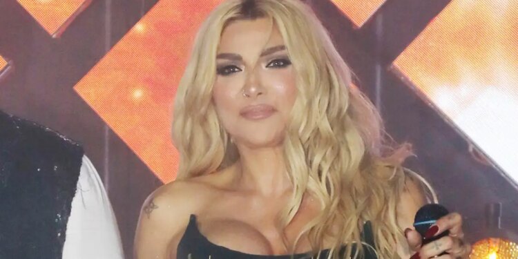 Έτυχε ένας εμμονικός θαυμαστής να βρει το τηλέφωνό μου και να στέλνει μηνύματα ερωτικού τύπου