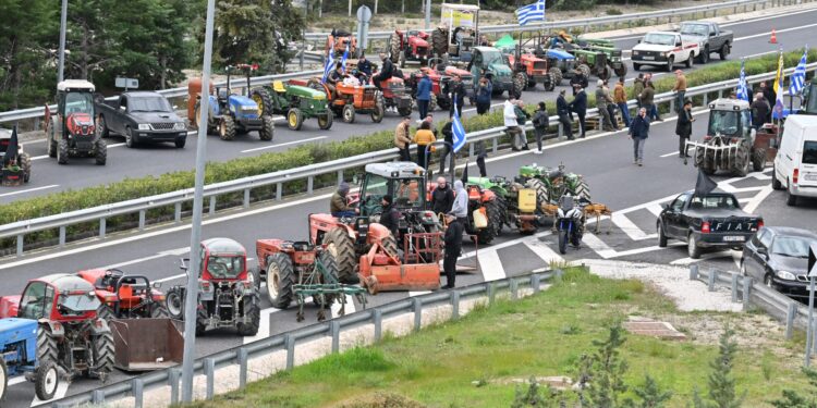 ΠAΣOK: Ξαναζεσταμένη σούπα και τεχνάσματα, τα μέτρα που ανακοίνωσε η κυβέρνηση για τους αγρότες - ertnews.gr