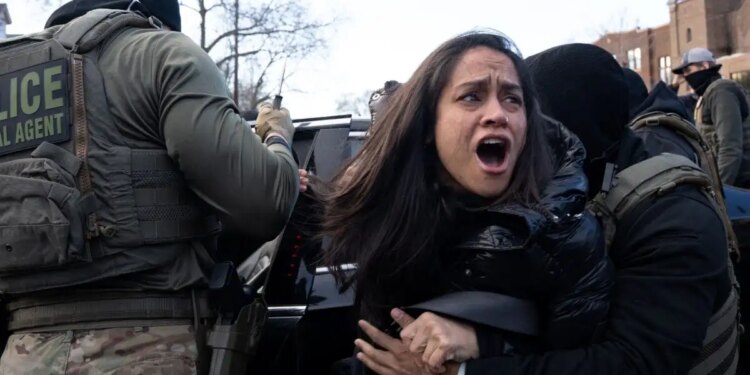 Ο Ντόναλντ Τραμπ απειλεί να αναπτύξει στρατό στη Μινεάπολη: Πράκτορες της ICE χτύπησαν και συνέλαβαν γυναίκα με αναπηρία