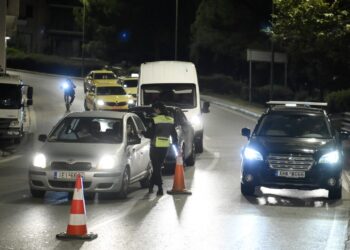 «Τρελή» πορεία αυτοκινήτου στην Κηφισιά: Οδηγός που «τερμάτισε» το αλκοτέστ χτύπησε δέντρο και επτά παρκαρισμένα οχήματα - ertnews.gr