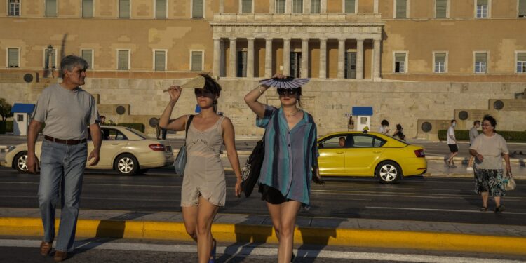 Καύσωνες, ρεκόρ ζέστης και πλημμυρικές βροχές: Πώς «έγραψε ιστορία» ο καιρός το 2025