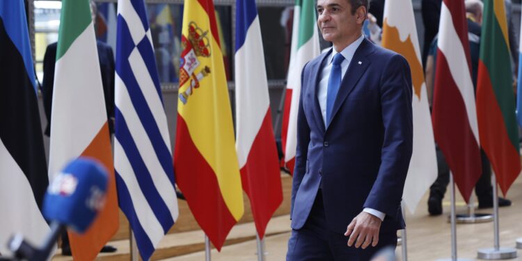 Στο Παρίσι σήμερα ο Πρωθυπουργός για τη σύνοδο της «Συμμαχίας των Προθύμων»