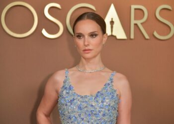 Η Ν. Πόρτμαν στο ΕΡΤNews - Ευχές στους Έλληνες για το νέο έτος