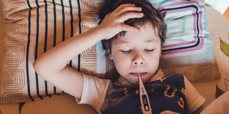 Επάνοδος στα θρανία και στις ιώσεις: «Σαρώνουν» γρίπη, RSV και κορονοϊός – Πότε να ανησυχήσουν οι γονείς