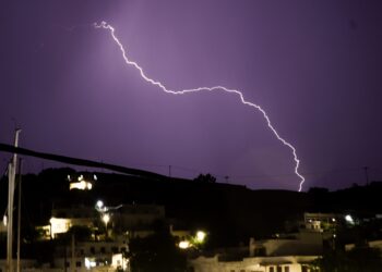 Επικίνδυνες οι επόμενες ώρες: Κόκκινος συναγερμός για ακραία φαινόμενα σε πέντε περιοχές – Ήχησε ήδη το 112