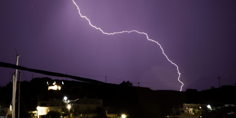 Επικίνδυνες οι επόμενες ώρες: Κόκκινος συναγερμός για ακραία φαινόμενα σε πέντε περιοχές – Ήχησε ήδη το 112