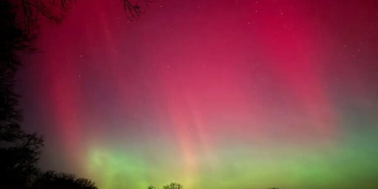 Ισχυρή ηλιακή καταιγίδα χτυπά τη Γη: Προβλήματα σε δίκτυα ηλεκτροδότησης, απόκοσμες εικόνες