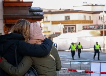 Ελβετία: Η στιγμή που παίρνει φωτιά το ταβάνι στο μπαρ του Κραν Μοντανά - «Σερβιτόρος στους ώμους συναδέλφου του έβαλε φωτιά»