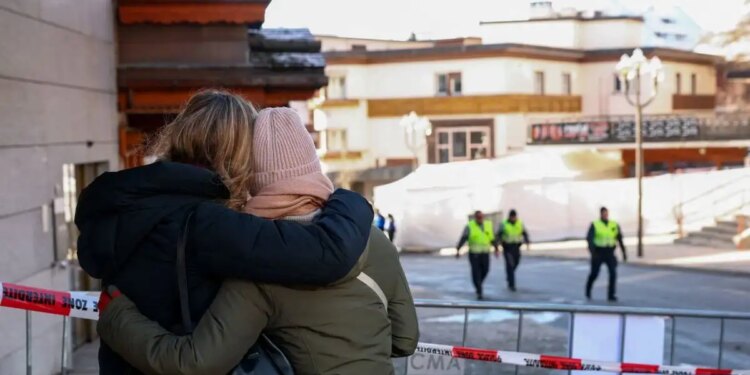 Ελβετία: Η στιγμή που παίρνει φωτιά το ταβάνι στο μπαρ του Κραν Μοντανά - «Σερβιτόρος στους ώμους συναδέλφου του έβαλε φωτιά»