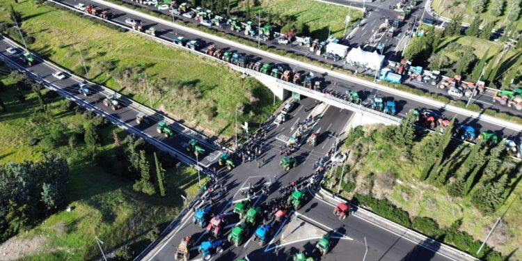 Αγροτικά μπλόκα: Όλες οι κυκλοφοριακές ρυθμίσεις – «Ανακριβείς οι αναφορές για ολική διακοπή στο εθνικό δίκτυο», αναφέρει η ΕΛΑΣ