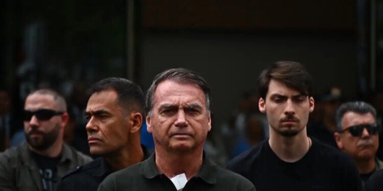 Βραζιλία: Στο νοσοκομείο για ακόμα μια φορά ο Μπολσονάρο - Έπεσε και χτύπησε το κεφάλι του