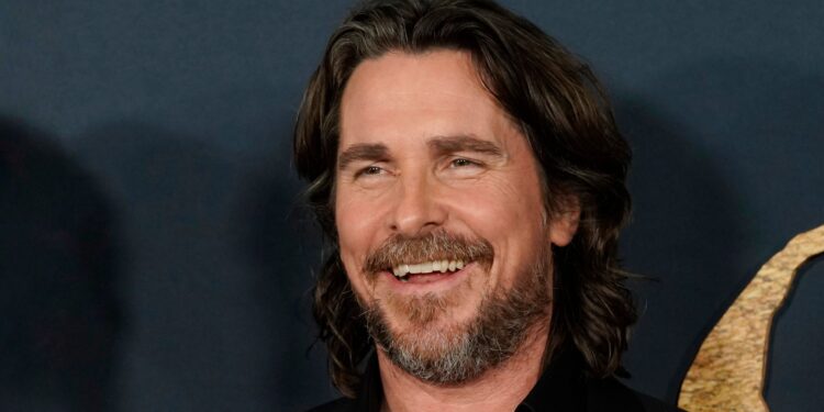 Η Νύφη του Φρανκενστάιν ξαναγεννιέται: Η Μάγκι Τζίλενχαλ φέρνει την πανκ ροκ εκδοχή της ιστορίας με πρωταγωνιστή τον Κρίστιαν Μπέιλ