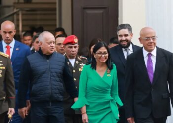 Σάλος στη Βενεζουέλα: Με πανάκριβο φόρεμα ιταλικού οίκου στην ορκωμοσία της η προσωρινή πρόεδρος Ντέλσι Ροντρίγκεζ