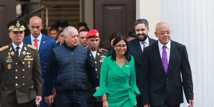 Σάλος στη Βενεζουέλα: Με πανάκριβο φόρεμα ιταλικού οίκου στην ορκωμοσία της η προσωρινή πρόεδρος Ντέλσι Ροντρίγκεζ