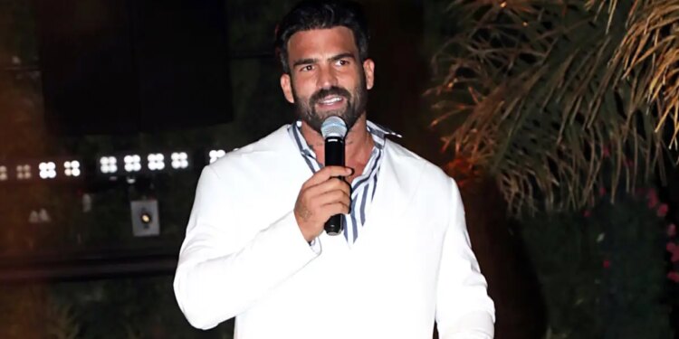 Όλοι προσπαθούν να παραγκωνίσουν τον αφανή ήρωα που λέγεται πατέρας