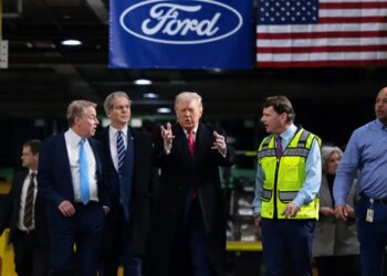 Σε διαθεσιμότητα ο εργαζόμενος της Ford που κατηγόρησε τον Τραμπ ότι προστατεύει παιδόφιλους: «Δεν το μετανιώνω»