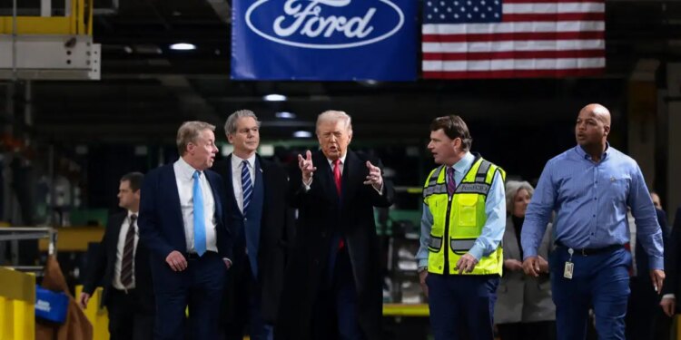 Σε διαθεσιμότητα ο εργαζόμενος της Ford που κατηγόρησε τον Τραμπ ότι προστατεύει παιδόφιλους: «Δεν το μετανιώνω»