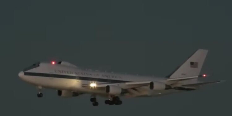 Μυστήριο με πτήση του «Αεροπλάνου της Αποκάλυψης» πάνω από τις ΗΠΑ: Ανησυχία και σενάρια σε μια περίοδο παγκόσμιας έντασης
