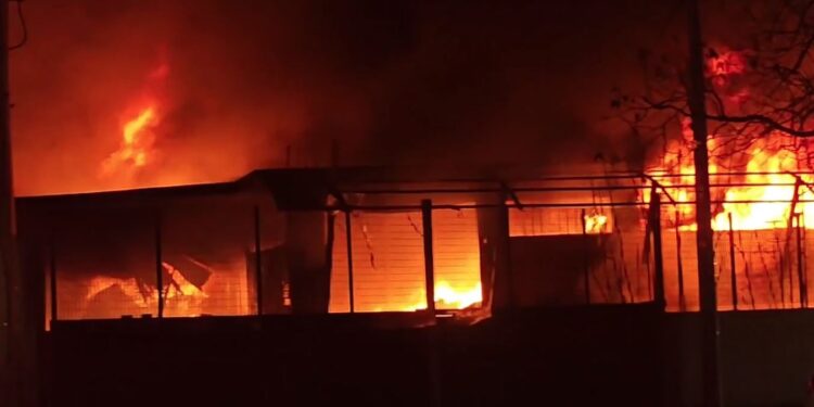 Πυρκαγιά σε εργοστάσιο πλαστικών στο Μενίδι – Επί ποδός η Πυροσβεστική