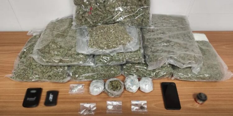 Συνελήφθη 33χρονος στην Αττική που παρέλαβε ταχυδρομικό δέμα με ακατέργαστη κάνναβη