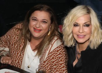 «Πίνει, παίζει χαρτιά και βρίζει» λέει με χιούμορ