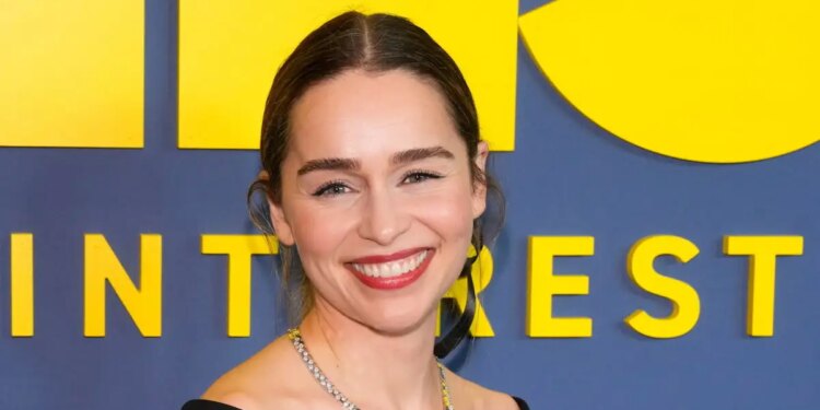 Η Εμίλια Κλαρκ αποκάλυψε ότι έσπασε τα πλευρά της κατά την διάρκεια ερωτικών σκηνών στην σειρά «Ponies»