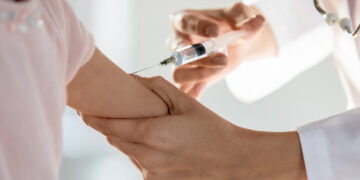 Σε έξαρση η υπεργρίπη: Πότε αναμένεται οι κορύφωση – Τι πρέπει να κάνουμε εάν εμφανίσουμε συμπτώματα